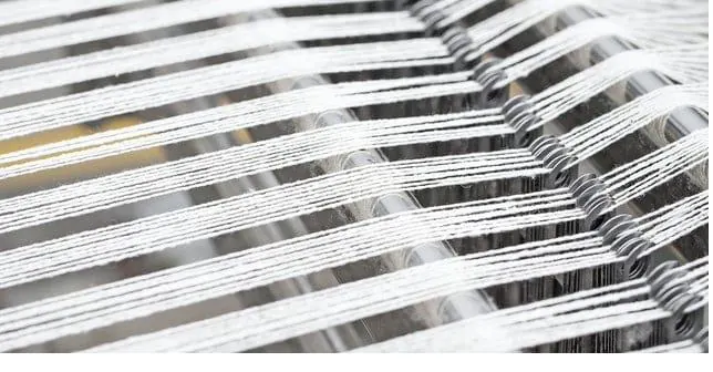 Warp threads on a textile machine